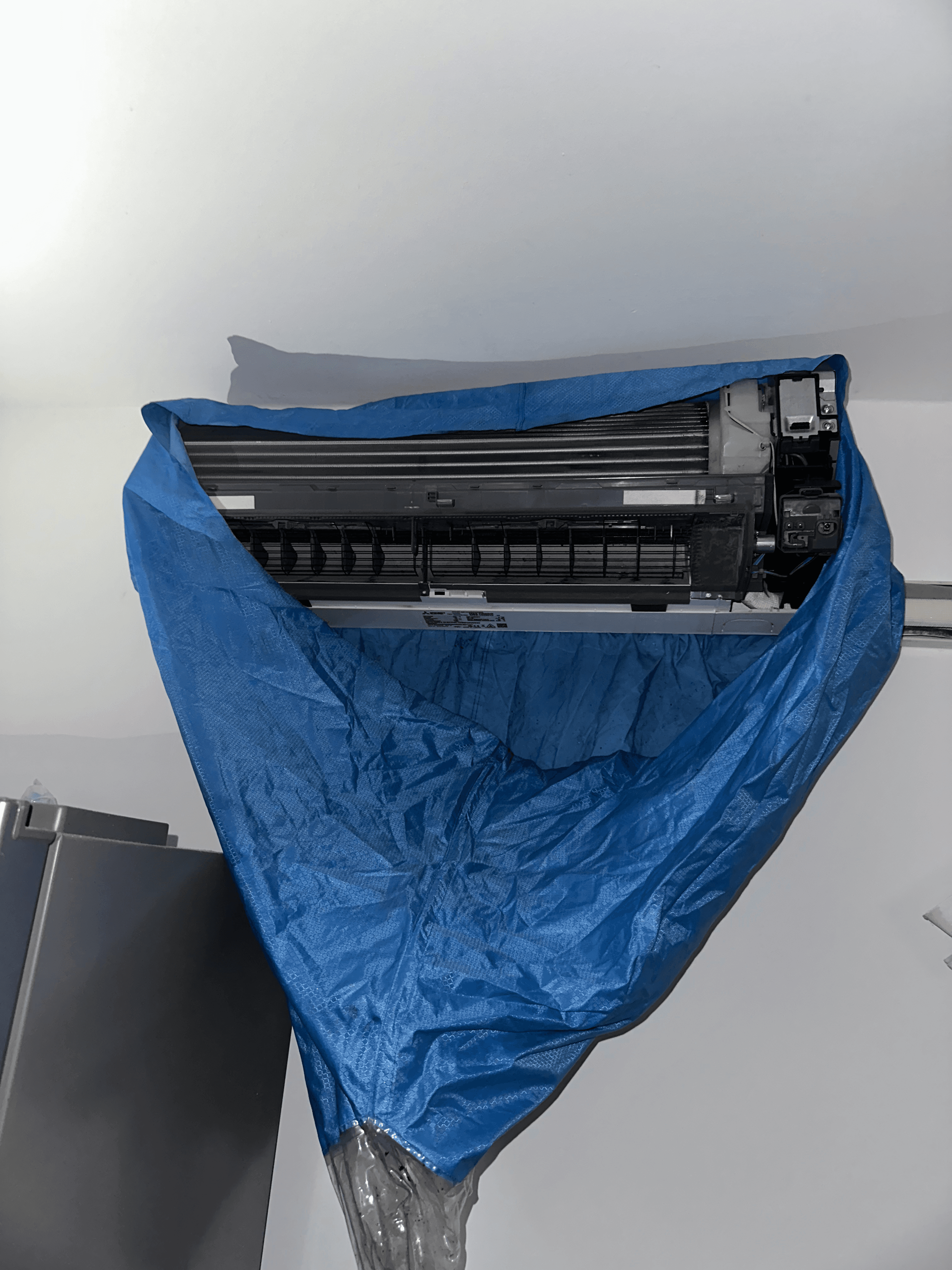 Nettoyage sous pression d'un climatiseur en cours par artisan frigoriste Marseille